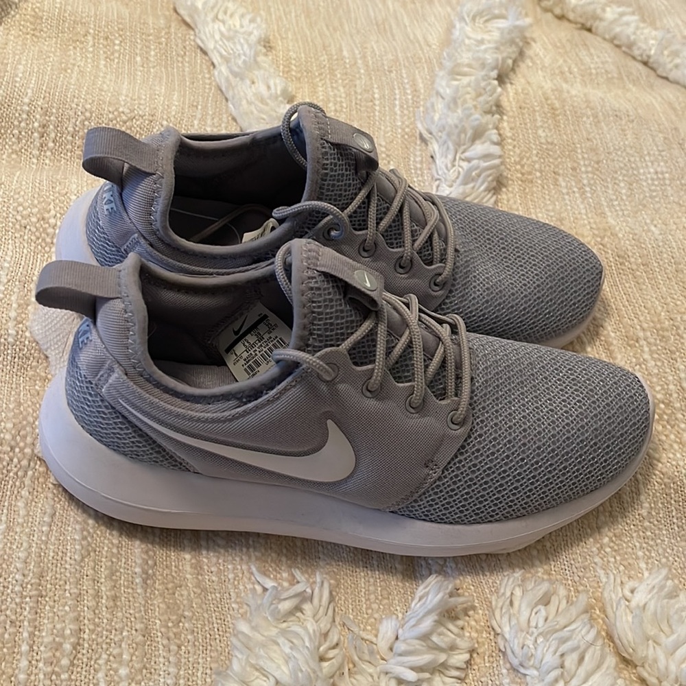 Nike Roshe Sneakers grey and white